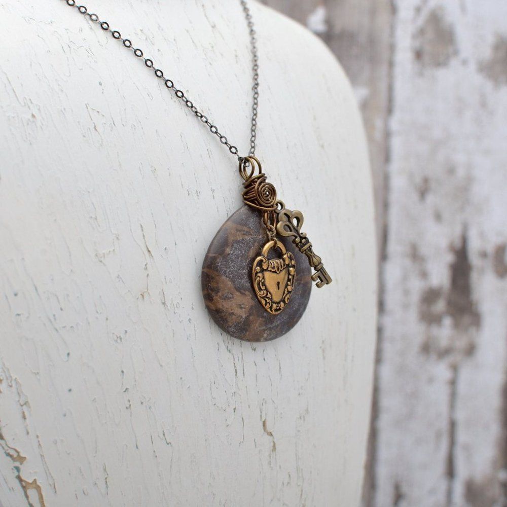 Portoro Marble Pendant Necklace with Vintage Lock - Picture 5 of 5